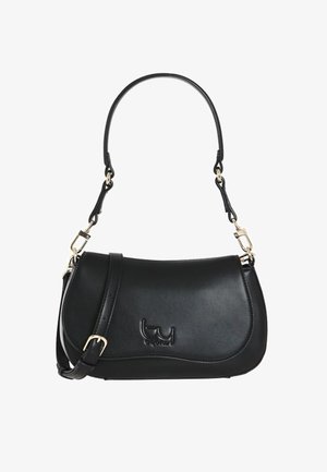 Borsa a tracolla in pelle nera con patta curva, tracolla regolabile e dettagli in metallo color oro con logo sul davanti.