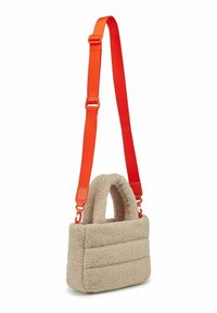Borsa beige in peluche con forma rettangolare, superficie texturizzata, due manici superiori e una tracolla arancione regolabile con ganci.