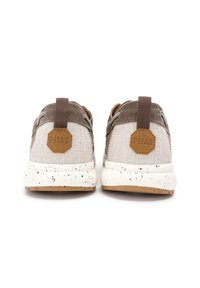 Sneaker marroni e beige con tomaia in tela, suola beige macchiata, tessuto testurizzato e patch in pelle marrone sul tallone.