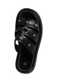 Sandale en cuir noir à bout ouvert avec trois brides horizontales ornées de clous dorés et une indication de taille 36 sur la semelle intérieure.