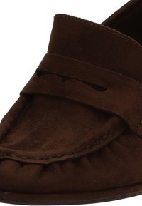 Mocasines de ante marrón oscuro con puntera de tipo mocasín cosida y una correa decorativa en la parte delantera.