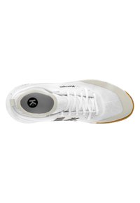 Zapatilla deportiva blanca con parte superior de tela de malla, cordones elásticos y logo negro. Suela de goma texturizada con un acento marrón claro en la parte delantera.