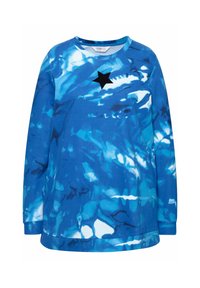 Modrá mikina s dlouhým rukávem s tie-dye vzorem v různých odstínech modré a bílé, s černou hvězdou na přední straně.