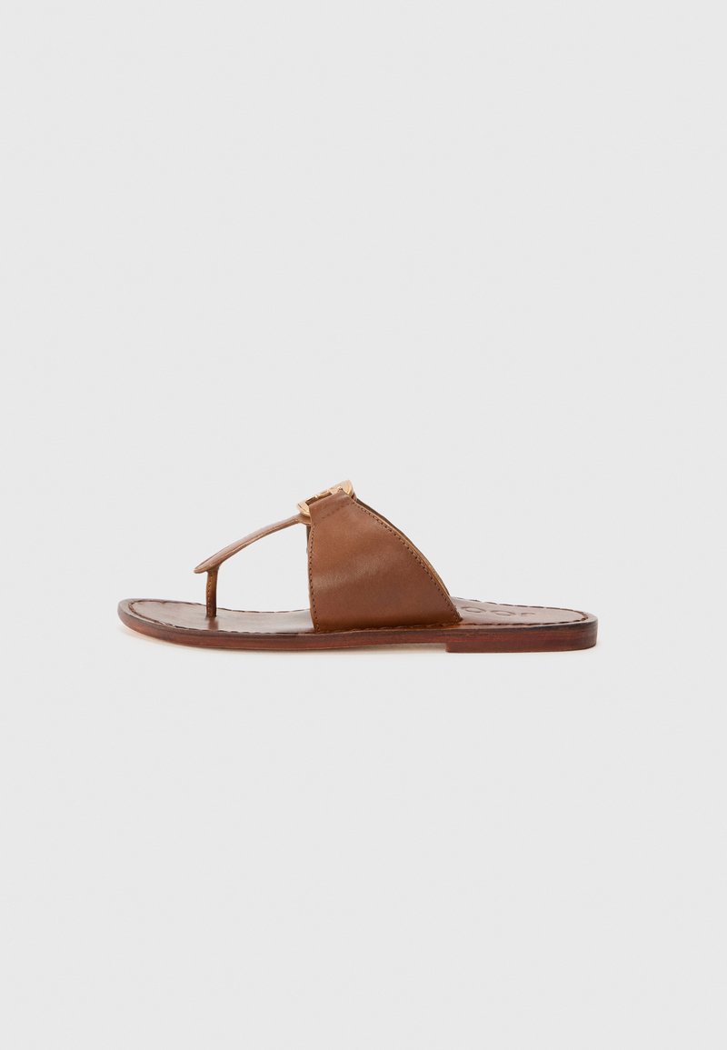 Brune lær sandaler med flad sål, tåpost og sideskæringer for åndbarhed. Enkel design med minimale hardware accenter.