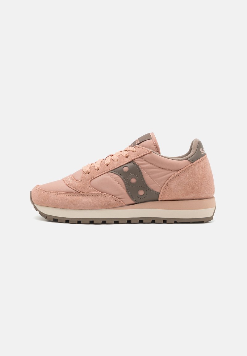 Baskets rose clair avec tige en daim et tissu, accents marron, bout rond et semelle en caoutchouc texturée. Comprend des lacets et un détail de logo.