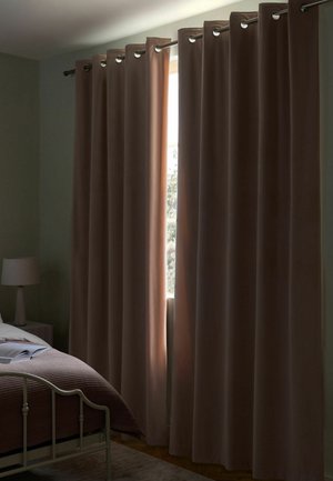 Tende oscuranti marroni parzialmente chiuse su una finestra della camera da letto con una luce soffusa che filtra.