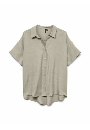 Bež srajca z gumbi in kratkimi rokavi, ovratnik, lahka tkanina in rahlo ukrivljen spodnji rob, prikazana ležeče na belem ozadju.