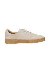 Beige Wildledersneaker mit runder Zehenkappe, flachen Schnürsenkeln und einer strukturierten Gummisohle. Minimalistisches Design ohne sichtbare Logos.