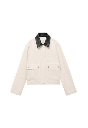 Kratší bunda v off-white bavlně, s černým koženým límcem, dvěma předními kapsami a patentkami. Hladká textura, minimální design.
