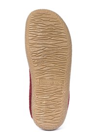 Chausson en textile rouge avec une semelle en caoutchouc texturé présentant des motifs ondulés et la marque "Giesswein". Taille indiquée comme 40.