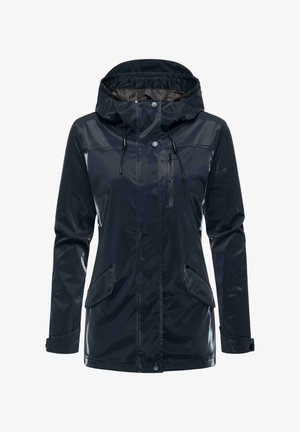 Wodoodporna granatowa kurtka przeciwdeszczowa, z kapturem, zamykaną na zamek kieszenią na piersi, dwoma bocznymi kieszeniami oraz regulowanymi sznurkami przy kapturze.