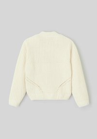 Pull en tricot blanc avec une texture côtelée, un col rond et des manches longues. Présente des détails ajourés le long des coutures latérales et de l'ourlet.