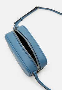 Calvin Klein Jeans SCULPTED CAMERA MONO - Torba preko tijela - dusk blue