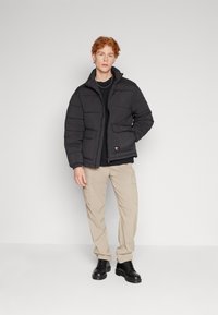 Tommy Jeans BACK LOGO PUFFER - Žieminė striukė - black