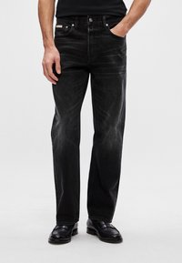 Jeans negri din denim cu o croială regulară, având un design clasic cu cinci buzunare, detalii de cusătură și un finisaj ușor decolorat.