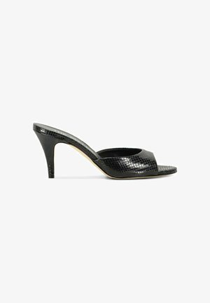 Mule noire à bout ouvert à talon haut avec un motif texturé et brillant imitation peau de serpent et un talon fin.
