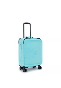 Harde koffer in pastelblauw, met een zwarte handgreep, vier wielen, een ritssluiting en een rond logo aan de voorkant.