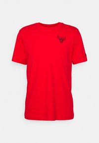 Rotes Baumwoll-T-Shirt mit einem schwarzen Stier-Logo auf der linken Brust. Rundhalsausschnitt, kurze Ärmel und eine glatte Textur.