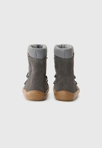 Stivali bicolore in suede grigio con una fodera grigia testurizzata, lacci sulla parte anteriore e suola in gomma con il nome del marchio "froddo" sul tallone.