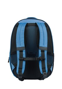 Modrý batoh s černými síťovými popruhy, vyrobený z texturované tkaniny, s polstrovaným zádovým panelem a nastavitelnými sponami pro podporu a stabilitu.