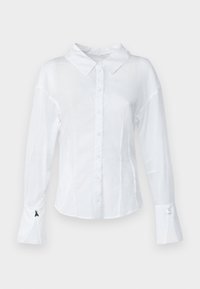 Chemise blanche à boutons réalisée en tissu léger, dotée d'un col classique, de manches longues et de détails de poignet uniques avec des accents contrastés.