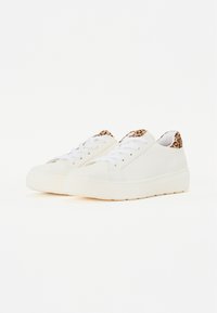 Sneaker bianchi con esterno in pelle liscia, punta rotonda, suola spessa bianca e dettagli in stampa leopardata nel tallone. I lacci sono bianchi.