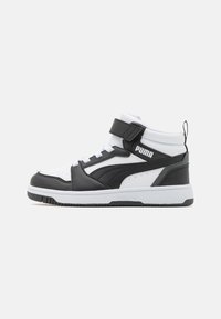 Zwart-witte mid-top sneakers met een textuurleer bovenkant, rubberen zool, veters en klittenbandsluiting, met een herkenbaar logodetail.