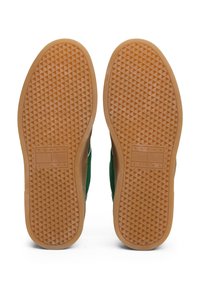 Grønne semsket sneakersåler med en teksturert gummisåle som har et diamantmønster og en "TOMMY JEANS"-logo.