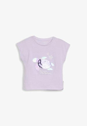 T-shirt violet clair à manches courtes avec une tortue de mer en sequins, deux étoiles de mer, et le texte "Hello Summer" sur le devant.