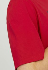 Jack & Jones JJECORP LOGO TEE PLAY O NECK - Apdrukāts T-krekls - true red