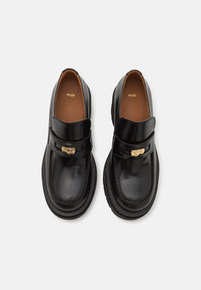 Schwarze Lederloafers mit abgerundeter Zehenform, glatter Oberfläche und dezenten goldenen Akzenten. Sie verfügen über eine dicke schwarze Sohle für zusätzliche Langlebigkeit.
