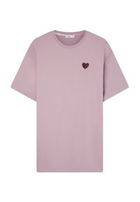 T-shirt in cotone rosa chiaro con maniche corte e una decorazione a forma di cuore scuro e testurizzato sul lato sinistro del petto. Design semplice e dal taglio rilassato.