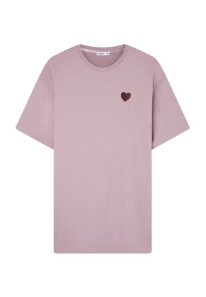 T-shirt in cotone rosa chiaro con maniche corte e una decorazione a forma di cuore scuro e testurizzato sul lato sinistro del petto. Design semplice e dal taglio rilassato.