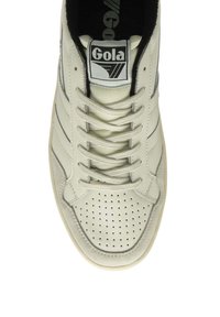 Sneaker alta in pelle bianca con strisce grigie, puntale perforato e rivestimento nero. Presenta il logo Gola sulla linguetta e lacci piatti.