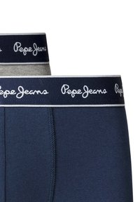 Jūras spēku un pelēki kokvilnas bokseršorti ar elastīgiem jostasvīriem. Jostasvīriem ir "Pepe Jeans" logo baltā krāsā ar pelēkas akcenta svītras.