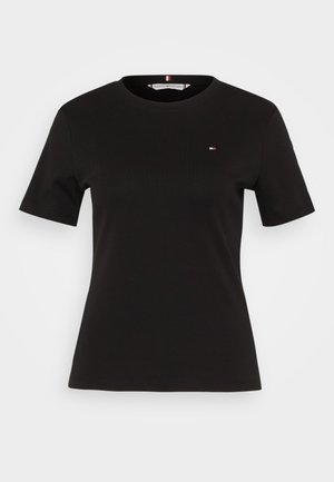Čierne tričko s krátkym rukávom a okrúhlym výstrihom s malým logom vlajky Tommy Hilfiger na ľavej strane hrudníka a značkovou štítkou vo vnútri goliera.