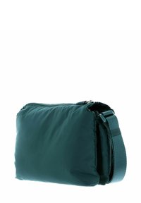 Sac bandoulière matelassé couleur sarcelle avec fermeture éclair et sangle réglable sur le côté droit, sur fond blanc.