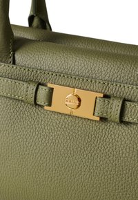 Borsa a tracolla in pelle verde oliva con finitura texturizzata, chiusura in metallo dorato e dettagli abbinati con cuciture.