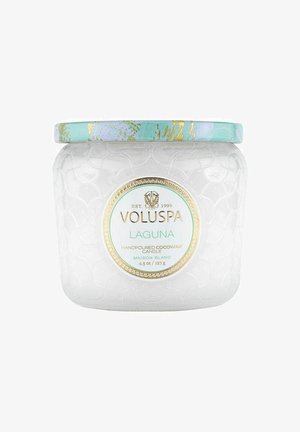 Voluspa Laguna håndhældt cocowax-lys i en tekstureret hvid glasbeholder med et dekorativt blåt og gult låg, 4,5 oz.