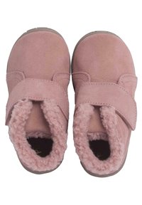 Scarpe in suede rosa con un interno morbido e peloso. Presentano una ampia fascia in velcro e una forma arrotondata per il massimo comfort. Suole piatte per maggiore stabilità.