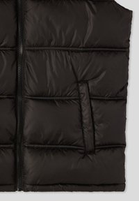 Czarna pikowana kamizelka z wysokim kołnierzem, zamkiem na suwak oraz boczną kieszenią. Gładka tekstura z widocznymi przeszyciami zapewniającymi izolację.