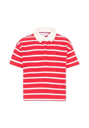 Koszulka polo w czerwono-białe poziome paski z krótkim rękawem, białym kołnierzykiem oraz małym wyszywanym logo na lewej stronie klatki piersiowej.