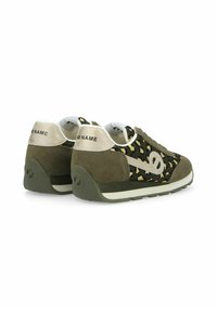 Sneakers in camoscio verde con un design a stampa leopardata nera e oro. Presentano un collare imbottito e una suola testurizzata per una migliore aderenza.