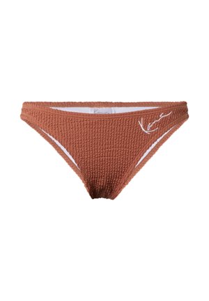 Brązowe, teksturowane materiałowe majtki od bikini z małym białym haftowanym podpisem z przodu po prawej stronie i białą podszewką wewnętrzną.
