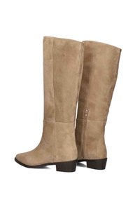 Beige suède kniehoge laarzen met een ronde neus en een lage blokhak, voorzien van een zijrits voor gemakkelijke toegang. Glad oppervlak zonder patronen.