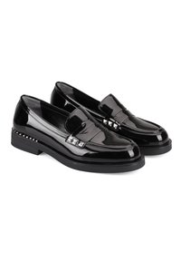 Schwarze Lackleder-Loafer mit flacher Sohle, die mit dekorativen silbernen Nieten auf dem Obermaterial und einem glatten Glanz versehen sind.
