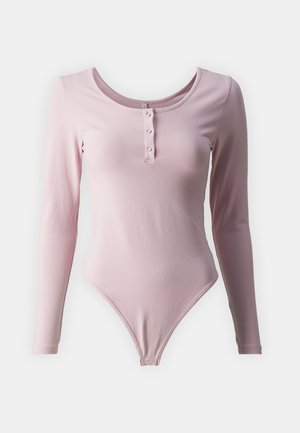 Dolgi rokavi roza bodysuit iz mehkega blaga, z obratnim ovratnikom in štirimi gumbi, ter visokim izrezom na stegnih. Gladka tekstura.