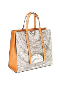 Tote taske med en orange læderbund og et hvidt grafisk tryk, der viser cirkulære mønstre og tekst, accentueret af brune stikninger.