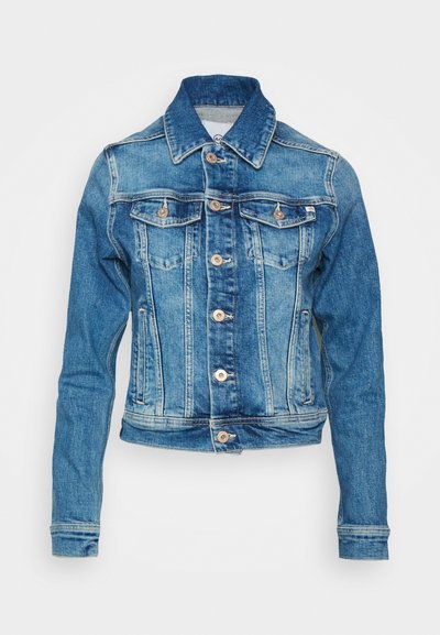Veste en denim bleu clair avec un col classique, fermeture à boutons et deux poches poitrine. Présente une texture légèrement délavée et une coupe ajustée.