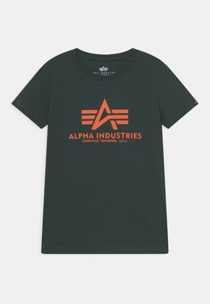 Camiseta de algodón negra con un logotipo gráfico naranja con texto, cuello redondo, mangas cortas y un dobladillo recto.